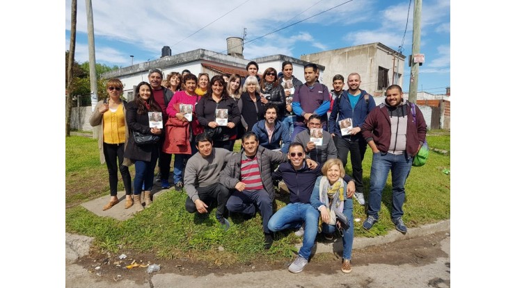 Alaniz y su equipo timbrearon en el barrio 9 de Julio